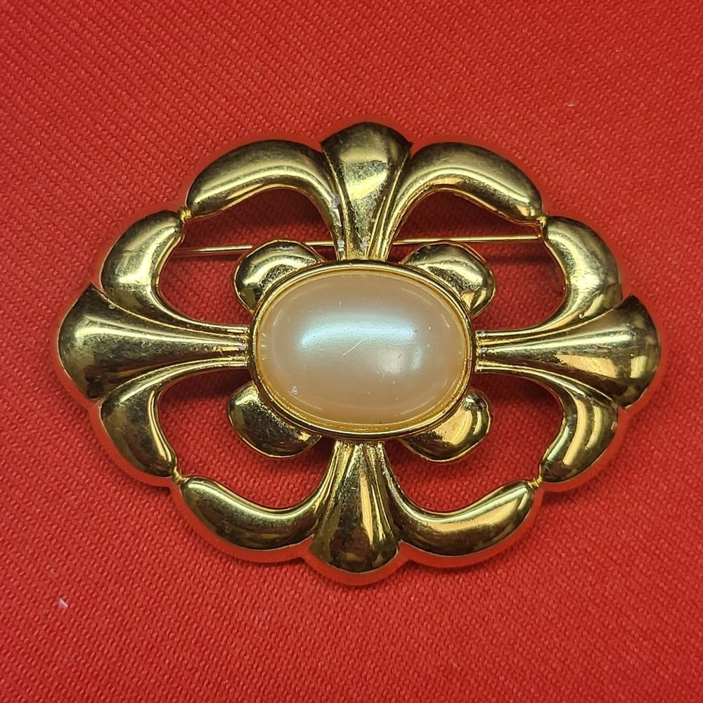 Vintage Monet Brooch Pin Oval Faux Pearl Cabochon Gold Tone Metal